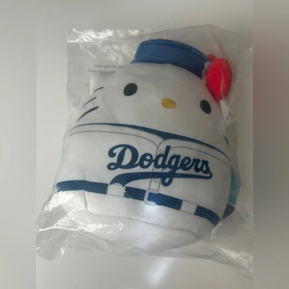 Los Angeles Dodgers Hello Kitty Plush Squishmallows - Picture 1 of 6